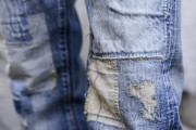 【画像】ダメージジーンズ買ったらばあちゃんに修理された