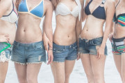 【画像】ビキニ姿の巨乳JK「水着で女子会したよ＾（ﾊﾟｼｬ」
