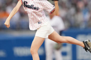 【画像】フジ小沢陽子アナ、白いショートパンツ姿で見事ノーバン始球式
