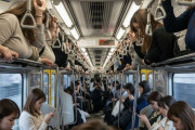 【画像】ぼく「満員電車でえちえちおっぱぃお姉さんを生成してっ」ばかAI「おかのした♡」