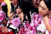 【無】振袖姿の可愛い美少女たちを素っ裸にして酒池肉林乱交中出し映像♪