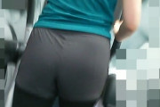 【画像】こういうお尻のラインまでくっきり見えるヨガパンツ履いてジム来る女って