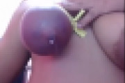 爆乳の女性が自分のおっぱいを縛って母乳を絞り出す・・・ド変態だねｗｗｗ