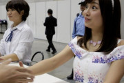 【画像】キモオタに握手されるときのアイドルの顔がヤバイ