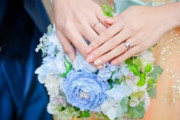 【画像】チー牛さん、恵体白人美女と結婚してしまうｗ