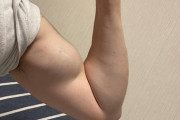 二の腕晒すけどこれって筋肉ある方なん？ｗｗｗ