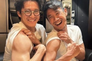 香川真司、「兄貴」小栗旬との“筋肉比べ”ショット披露「腕ふとっ」「小栗旬の上腕二頭筋やば」と反響