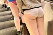 【画像】ロンドン、おパンティ丸出しで地下鉄乗車