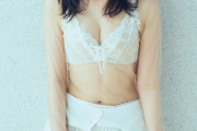 【芸能】影山優佳、フォトエッセイが販売から 5日で重版決定！未公開ランジェリーカットを公開
