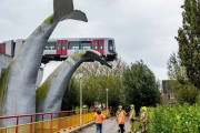 オランダで地下鉄がオーバーラン。クジラの尾に救われるが落下阻止
