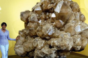 【画像】世界最大の水晶、お前らの想像の50倍はデカいｗｗｗｗｗ