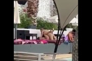 人がいるプールサイドでパコパコとセックスしているカップルが居たｗｗｗ