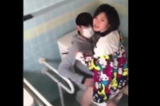 【エロ動画 素人】 海水浴場のトイレで女の子が大学生とセクロスしてたww
