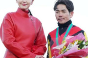 長澤まさみ、有馬記念の表彰式に今年も“赤“のドレスで登場「グランプリにふさわしい最高のレースでした」