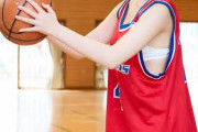 【画像】巨乳バスケ女子さん、ユニフォームからブラがはみ出してしまうｗｗｗｗｗ