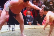 【悲報】白鵬、プロ力士同士の試合で舐めプをしてしまう・・・・・