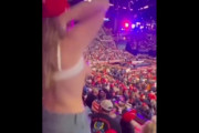 ドナルド・トランプの講演会でおっぱい見せた女性ですが逮捕されるｗｗｗ