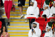 【ｼｺ画像】カタール人、異教徒エチエチサポーターに耐えられず写真撮影