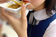 【悲報】女子高生さん、敵に囲まれて乳首がｗｗｗｗｗ