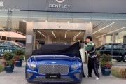 【画像】中国ベントレー公式の納車風景が若者だらけでヤバいw日本では有り得ない光景…