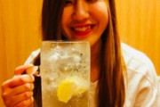 【画像】女性お笑い芸人さん、脱いでデカい乳を見せつけるwwwwww