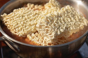 【悲報】「俺のラーメン鍋」とかいう謎の調理器具が発売される