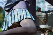 【画像】スカート短すぎてお尻の始まりが見えてる女子高生ww