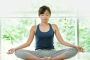 【画像】女さん、ヨガと言われればどんなポーズでもしてしまう…