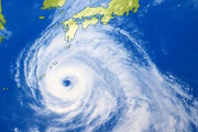 【画像】台風「おっ日本やん！ちょっと寄り道したろ！ｗｗｗ」方向転換キュイイイン