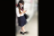 【素人】お小遣いで撮影の許可を得た生意気な無反応制服娘がリアルに感じるお宝ものの映像がこちら