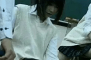 【画像】エチエチ女子高生さん、男子をいじめる