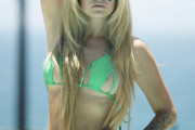 【画像】アヴリルラヴィーンさん、エチエチなビキニ姿を披露してしまうｗｗｗｗｗ