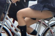 風でなびくスカートがシコすぎて目が離せないJK自転車パンチラ