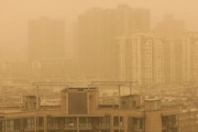 【絶望画像】中国、10年に1度レベルの黄砂で"とんでもない"ことになる