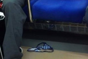 【画像】ＪＫさん、電車にエチエチな下着を置き忘れてしまうｗｗｗｗｗｗ