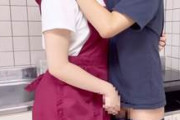 【個人撮影】エプロン姿の彼女に手コキしてもらったり尻コキしたりしてる素人カップル投稿映像がこちら