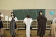 学校の教室でJK制服の早脱ぎ大会が開催される