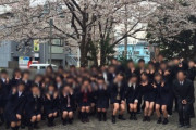 【画像】陰キャさん、せっかくの集合写真で隅っこに追いやられてしまうｗｗ