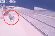 【動画】線路に落ちた子供を正義マンが危機一髪で助ける　凄すぎて草