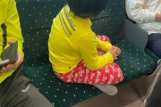 【画像】電車マナーの悪い親子、女さんブチギレで晒されてしまう