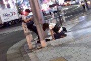 【画像】街中で女を土下座させる男が発見される