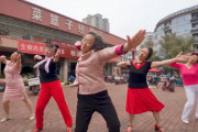 【悲報】中国人、おぢさんとおばさんの予測不能なAI動画を作ってしまうwwwwwwwwwwwwwwwwwwwwwwwww