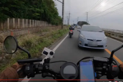 【動画あり】バイク系YouTuber女子、プリウスに正面衝突され吹っ飛ぶ