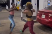 【動画】 美女同士がガソリンスタンドで半裸で殴り合いをしてしまう