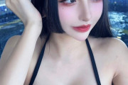 【画像】どさくさに紛れておっぱいモミたくなるデカぱい水着女さん