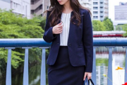 【画像】女性用スーツのピッチピチなスカートｗｗｗｗｗ