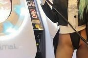 【悲報】ゲーセン女店員さん、仕事でスケベなコスプレをさせられてしまう…