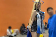 デカ女、コスプレをする