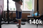 【朗報】ワイ筋トレ半年目、フルスクワットが140上がるようになりご満悦