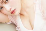 【画像】太眉卒業の井上咲楽、胸の谷間を大胆露出ww大人セクシーなVOCEグラビアに絶賛の嵐！